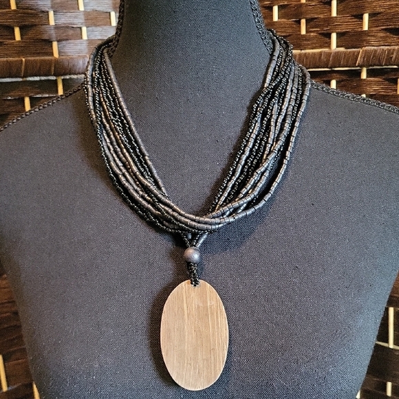 Elegant Black and Gold Beaded Necklace - Picture 2 of 4